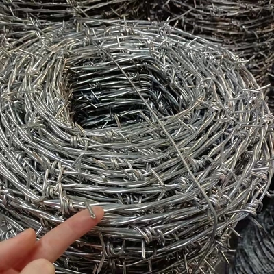 Hàng rào dây thép gai 2,8mm ~ 1,8mm Dây thép gai mạ kẽm nhúng nóng chống oxy hóa