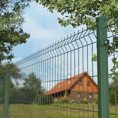 Hàng rào lưới hàn 3D cong màu xanh lá cây với các trụ đào